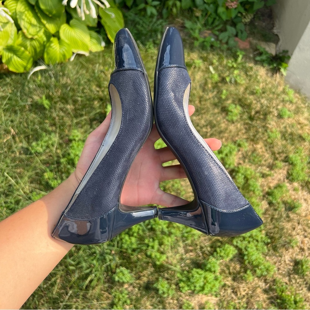 Women’s Anne Klein Navy Blue Rheina Navy Blue Textured Fabric Heels Size 7.5 - Picture 3 of 6